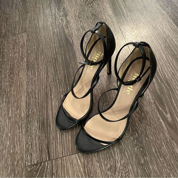 The mode collective Triple Strap Sandal in Black Lizard - Picture 5 of 7